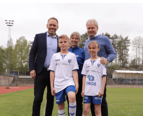 Bilde av to små KIL-fotballspillere med nye sponsorer