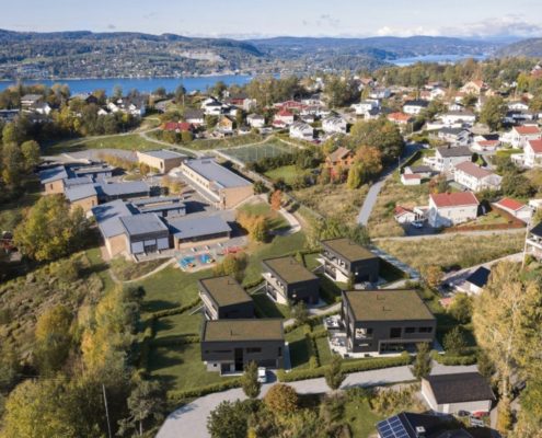 Dronebilde av boenheter i Drøbak