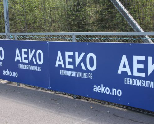 Aeko logo på fotballbane