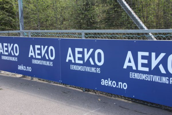 Aeko logo på fotballbane